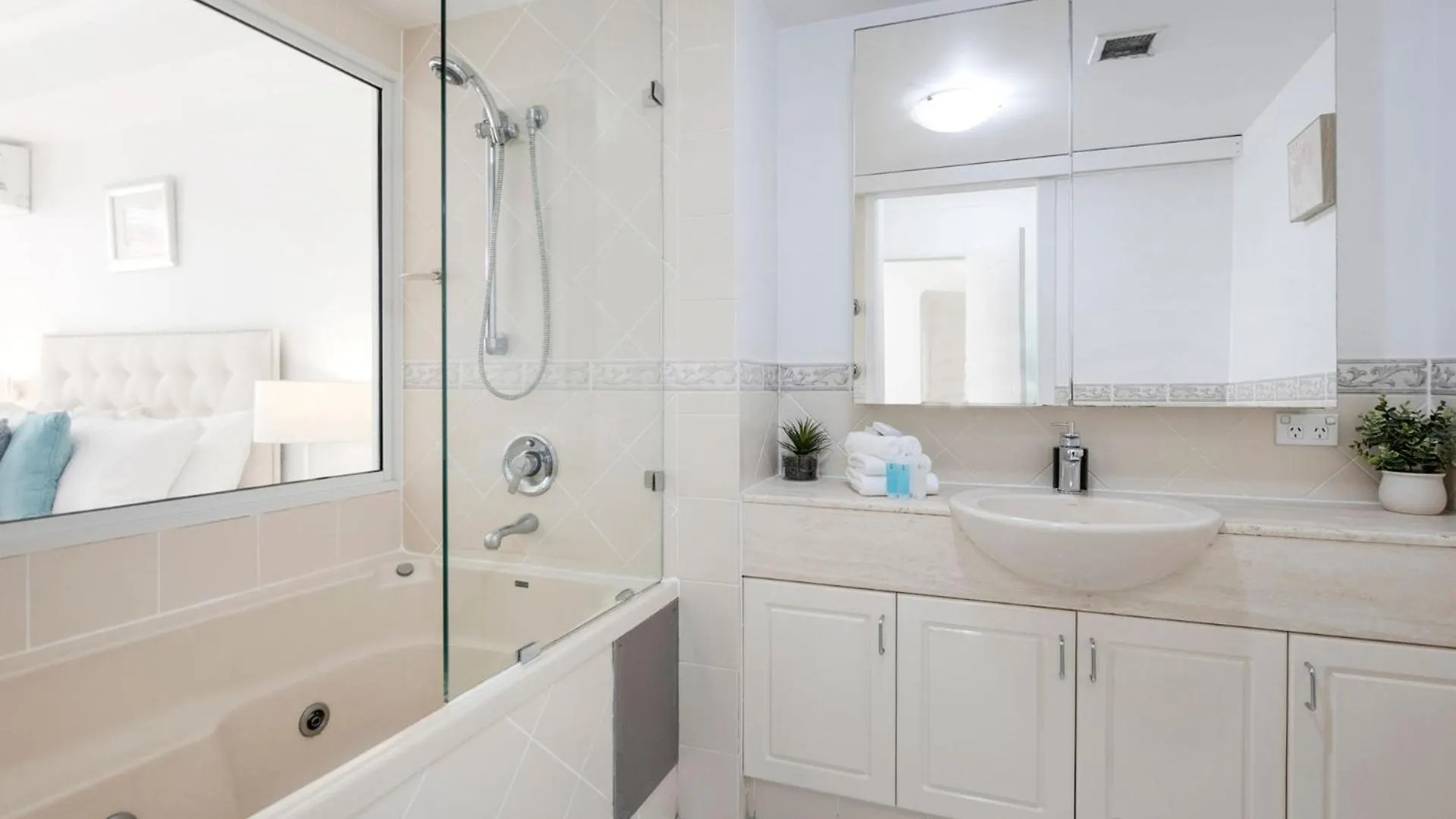 Seychelles In Main Beach - 2 Bedroom Apartment - Coasthm Голд-Кост